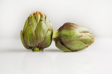 Obraz premium Carciofi sfondo bianco