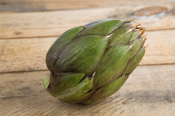 Fototapeta premium Carciofo tavolo di legno