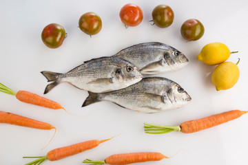 Pesce pomodori carote limoni