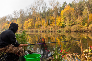 Wędkarstwo jesienią kanał żerański na spławik
Fishing in autumn - obrazy, fototapety, plakaty