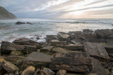 Rocas en medio del mar en un atardecer