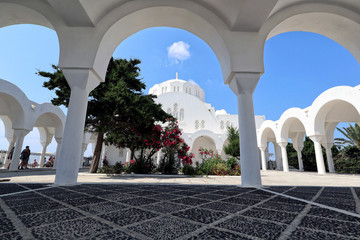 Obraz premium Courtyard of the Orthodox Metropolitan Cathedral, Thira, Santorini Greek Islands