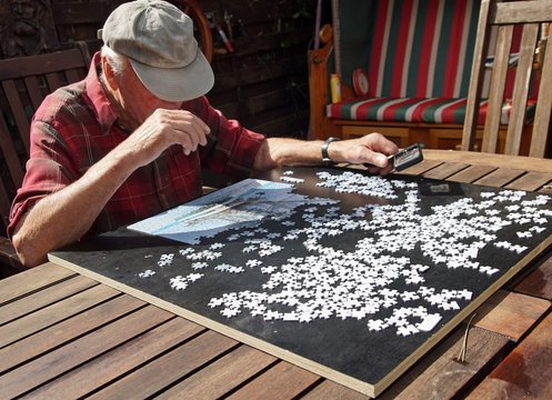 Senior beim Puzzeln