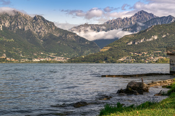 Lago, nuvole e monti