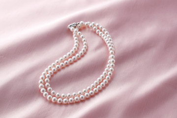 布の上にのった綺麗な真珠のネックレス