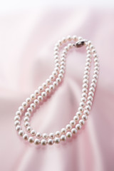 布の上にのった綺麗な真珠のネックレス