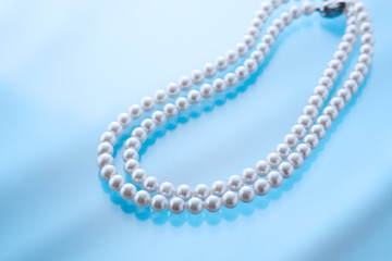 布の上にのった綺麗な真珠のネックレス