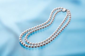 布の上にのった綺麗な真珠のネックレス