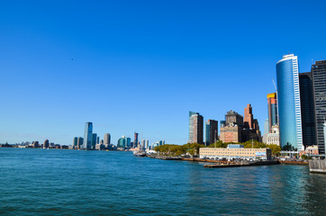 Obraz premium Lower Manhattan urban skyscrapers and Seaport over East River, New York.