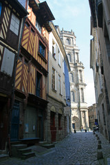 Fototapeta na wymiar street and medieval houses in rennes (brittany - france) 