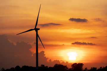 Obraz premium sylwetka turbiny wiatrowej umieszczonej na grani, z wiatrem cały czas wiejącym. Umożliwienie mu efektywnego wytwarzania odnawialnej energii elektrycznej, czyli kolejnej czystej energii.