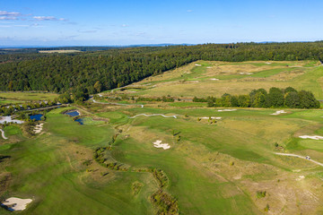 Blick aus der Vogelperspektive auf einen Golfplatz im Taunus/Deutschland