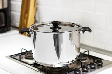 Olla de acero sobre el fuego de la cocina preparación