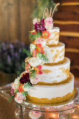 Obraz na płótnie Canvas Layered wedding cake with flowers 