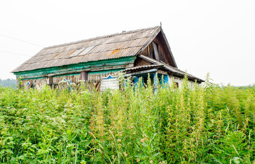 Fototapeta na wymiar abandoned wooden house in the village