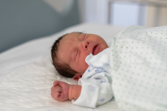 Bebé recién nacido en hospital 52