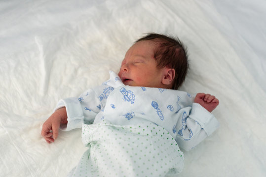 Bebé recién nacido en hospital 63