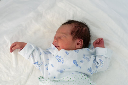 Bebé recién nacido en hospital 64