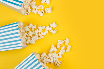 Fototapeta Popcorn palomitas de maíz en cajas de cartón sobre un fondo amarillo aislado. Vista superior. Copy space obraz