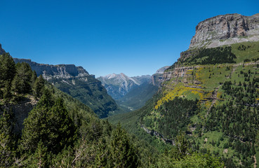 Fototapeta na wymiar Montagnes Ordesa