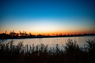 Naklejka premium Sonnenuntergang Hafen Hamburg
