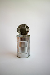 the front view of a can with the lid open 蓋が開いた缶正面