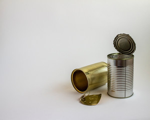 two empty cans, one standing and the other lying, the right side view 立っている空き缶と横になっている空き缶、右からの眺め