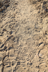Schuhspuren auf dem Wanderweg an der Südküste Kretas bei Sfakia, Griechenland