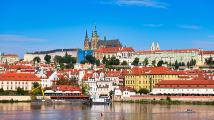 Obraz premium View of Prague on the Vltava with St. Vitus Cathedra