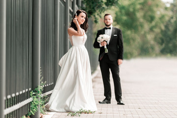 Naklejka premium bride and groom standing on a city street.