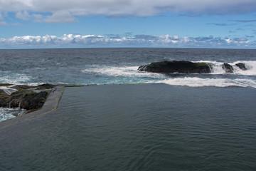Meeresschwimmbecken an der Playa de Hermigua auf Gomera, Kanarische Inseln