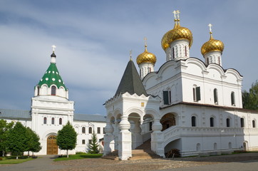 Fototapeta na wymiar Trinity Cathedral and the Holy gate with the gate Church of Chrysanf and Daria in the Holy Trinity Ipatiev monastery in Kostroma. Golden Ring of Russia