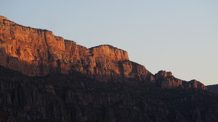 montaña reflejada por los primeros rayos de sol, camarasa, cataluña, españa