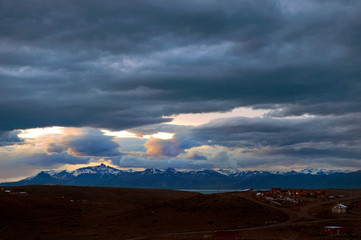 El Calafate, Provinz Santa Cruz/ Argentinien: Abendhimmel mit Blick auf den Lago Argentino