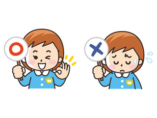 園児の女の子と○×の札