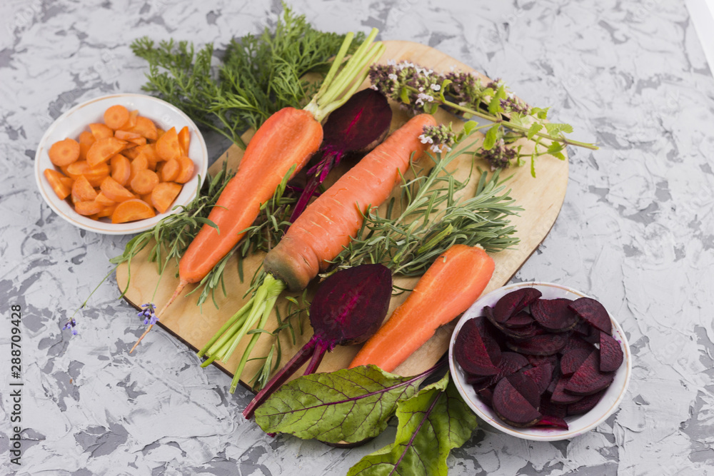 Wall mural Beetroot and carrot on wooden board