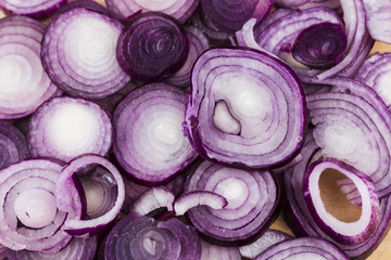 Obraz premium Top view red onion slices closeup
