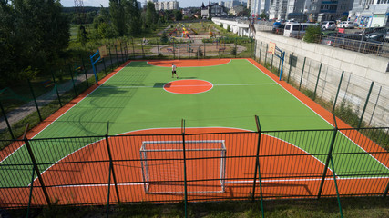 Obraz premium Soccer field among tall houses.