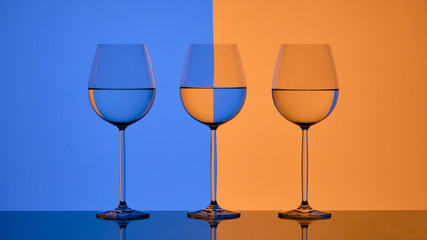 Weingläser Farbkontrast