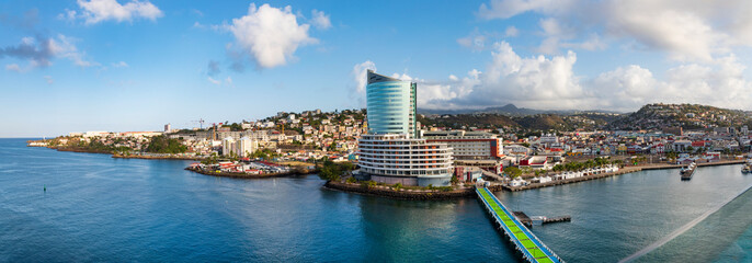 Im Hafen von Fort de France auf der Insel Martinique- ein Panorama - obrazy, fototapety, plakaty