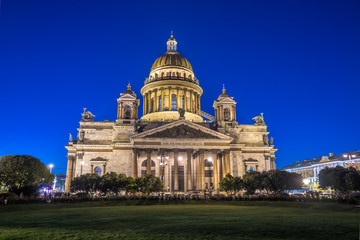 Naklejka premium Night view of The St. Isaac Cathedral in Saint-Petersburg, Russia.