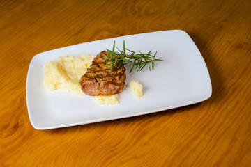 Carne con pure de papas