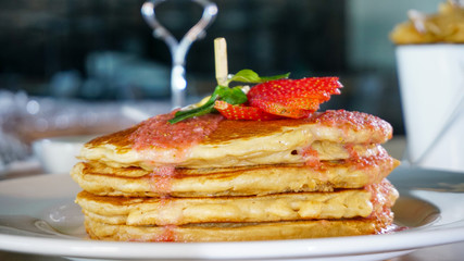 Hot cakes con fruta y mermelada