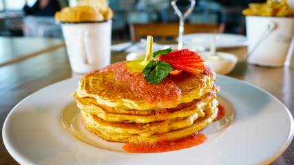 Hot cakes con fruta y mermelada