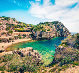 Fototapeta premium Wspaniały wiosenny widok na West Court of Heraion of Perachora, lokalizacja Limni Vouliagmenis. Seascape kolorowy poranek Morza Egejskiego, Grecji, Europy. Podróżowanie koncepcja tło.