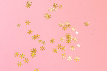 Obraz premium Shiny gold snowflakes pattern on bright pink background, Christmas greeting card design template with space for text