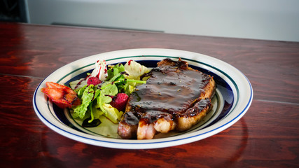 Corte americano con ensalada verde