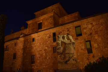 Monumentos de Salamanca, Espa&ntilde;a, por la noche.