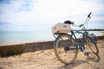 Fototapeta premium Vélo vintage en bord de mer