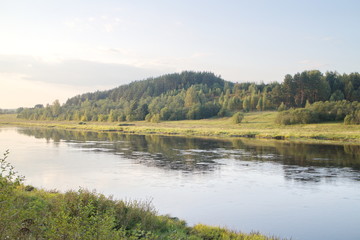 Obraz premium by the river in the countryside on a summer evening